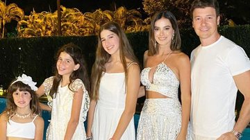 Rodrigo Faro compartilha lindo registro ao lado de Vera Viel e suas três filhas - Reprodução/Instagram