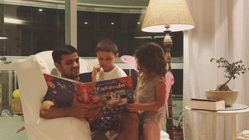 Felipe Simas encanta ao aproveitar clique fofo de seu filho caçula para transmitir mensagem importante sobre educação - Reprodução/Instagram