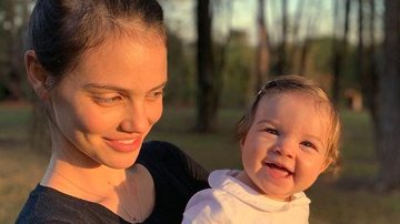 Laura Neiva mostra a filha, Maria, curtindo dia ensolarado: ''Solzinho de inverno'' - Instagram