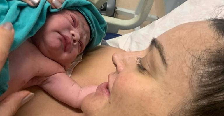 Laura Keller posa com o filho recém-nascido e se derrete - Reprodução/Instagram