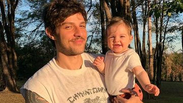 Chay Suede inicia a semana grudadinho com a filha, Maria - Instagram