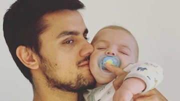 Felipe Simas compartilha clique dormindo com o filho caçula - Reprodução/Instagram