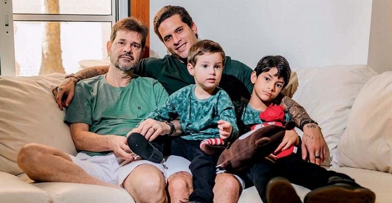 Na charmosa Riviera de São Lourenço, Diego, o pai, Orlando, e os filhos, Noah e Troy, estreitam os laços familiares - Pamela Atina