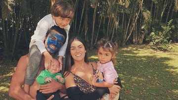 Mariana Uhlmann encanta a web ao posar com o marido e dois de seus três lindos filhos - Reprodução/Instagram