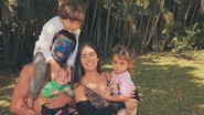 Mariana Uhlmann encanta a web ao posar com o marido e dois de seus três lindos filhos - Reprodução/Instagram