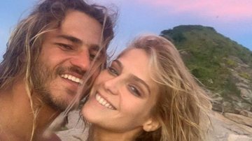 Isabella Santoni surge surfando com seu namorado, Caio Vaz - Reprodução/Instagram