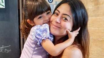 Em quarentena, Carol Castro surge agarradinha com a filha, Nina: ''Amor em tempos de pandemia'' - Instagram