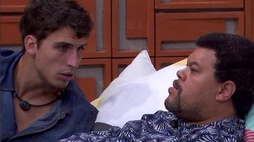 Felipe Prior posa em aeroporto e manda recado para Babu: ''Separa a carne'' - Reprodução/TV Globo