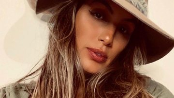 Ex-BBB Carol Peixinho posa com girassol e arranca elogios dos fãs - Reprodução/Instagram