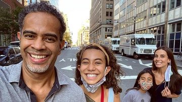 Jair Oliveira posa com a família nas ruas de Nova York - Reprodução/Instagram
