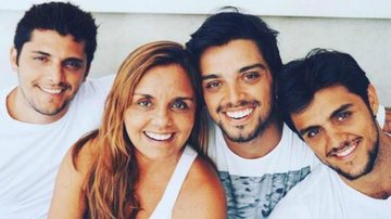 Mãe de Simas e Bruno Gissoni posta fotos deles crianças - Reprodução/Instagram