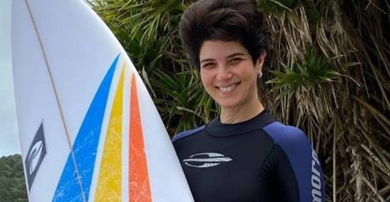 Mariana Godoy se diverte ao tentar surfar - Reprodução/Instagram