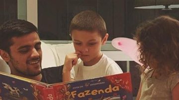 Felipe Simas encanta ao mostrar seus filhos realizando tarefas escolares - Reprodução/Instagram