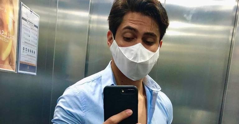 Lucas Veloso posa de máscara e reclama - Reprodução/Instagram