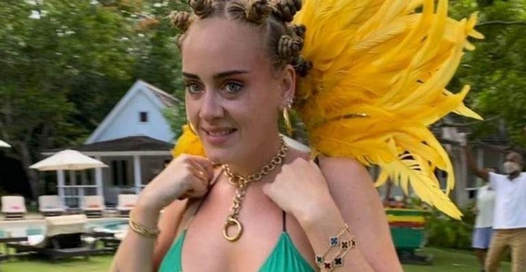 Adele é acusada de apropriação cultural ao posar com biquíni da bandeira da Jamaica - Reprodução