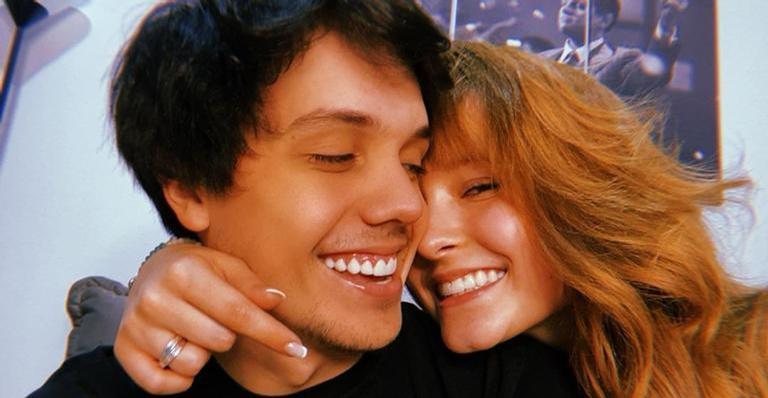 Larissa Manoela surge agarradinha com o namorado, Leo Cidade: ''Te amo, neném'' - Instagram