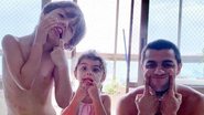 Felipe Simas posa acompanhado da mulher e dos filhos mais velhos - Reprodução/Instagram