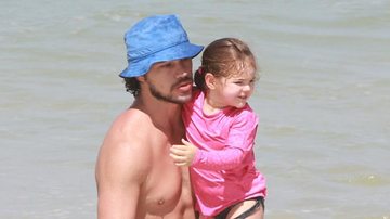 José Loreto curte dia de sol com a filha na praia - Dilson Silva/AgNews
