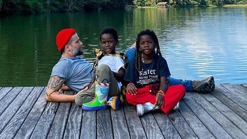 Aproveitando o feriado, Bruno Gagliasso brinca com os filhos, Titi e Bless: ''Dia de rolê radical'' - Instagram