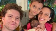 Thiago Fragoso posa agarradinho com os filhos - Reprodução/Instagram