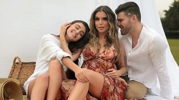 Flávia Viana posa em família e exibe barrigão de grávida - Reprodução/Instagram