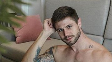Jonas Sulzbach posa sem camisa ao lado dos amigos sarados - Reprodução/Instagram
