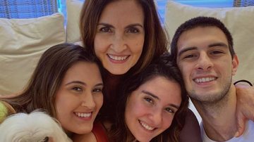 Beatriz Bonemer escreve declaração fofa ao compartilhar registro da celebração do aniversário de sua mãe, Fátima Bernardes - Reprodução/Instagram