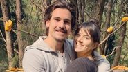 Nicolas Prattes e Bruna Blaschek posam sorridentes em meio à natureza - Reprodução/Instagram