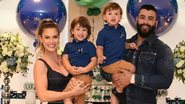 Gusttavo Lima e a família posam na frente de jatinho - Reprodução/Instagram