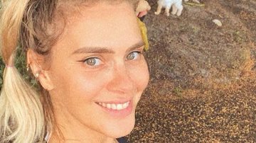 Carolina Dieckmann inicia semana curtindo a calmaria de um balanço: ''Balancinho, amor'' - Instagram