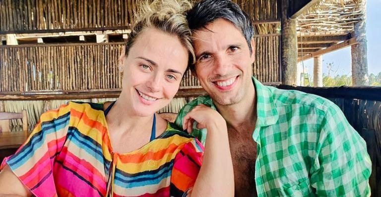 Juliana Silveira surge agarradinha com o marido, John Vergada, e se declara - Reprodução/Instagram