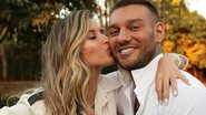 Lucas Lucco beija a barriguinha da esposa, Lorena Carvalho - Reprodução/Instagram