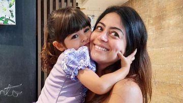 Carol Castro posa sorridente na companhia de sua filha, Nina - Reprodução/Instagram