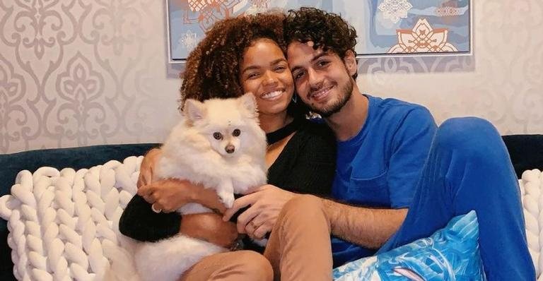 Jeniffer Nascimento posa com o marido e a cachorra em viagem - Reprodução/Instagram