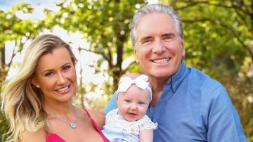 Roberto Justus posa com a esposa ao celebrar os cinco meses de sua filha caçula - Reprodução/Instagram