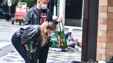 Adriane Galisteu distribui marmitas para moradores de rua - AgNews/Leo Franco