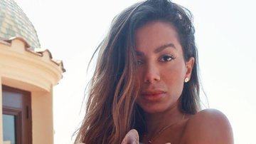 Anitta surge deslumbrante em look super sensual deixando seio a mostra - Instagram