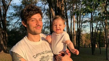 Chay Suede surge em clique encantador com a filha, Maria - Reprodução/Instagram