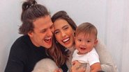 Ao posar com o marido, Saulo Poncio e o primogênito Davi, Gabi Brandt anuncia o nome de seu segundo filho - Reprodução/Instagram