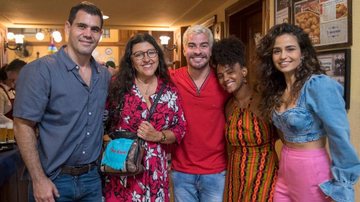Regina Casé celebra últimas gravações de 'Amor de Mãe - Tv Globo/Camilla Maia