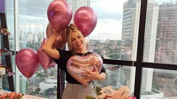 Esposa de Leonardo é surpreendida com festa de aniversário - Reprodução/Instagram