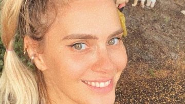 Carolina Dieckmann puxa o maiô cavado e exibe corpão - Reprodução/Instagram
