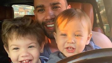 Gusttavo Lima posa com os filhos, Samuel e Gabriel - Reprodução/Instagram