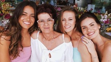 Ao lado das irmãs, Camila Queiroz celebra aniversário da mãe - Reprodução/Instagram