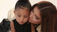 Kylie Jenner combina look com a filha ao fazer bolinhos do filme Grinch - Reprodução/Instagram