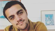 Felipe Simas posa sorridente ao lado dos três filhos - Reprodução/Instagram