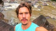 Nicolas Prattes renova as energias durante banho de cachoeira - Reprodução/Instagram