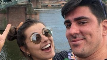 Marcelo Adnet posa beijando o barrigão de 9 meses da mulher - Reprodução/Instagram
