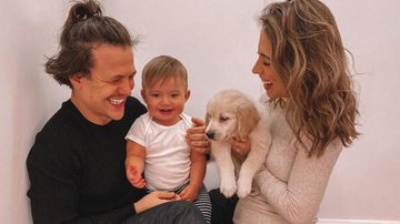 Saulo Poncio posa ao lado da esposa, Gabi Brandt e de seu filho, Davi - Reprodução/Instagram