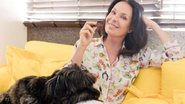 Carolina Ferraz posa coladinha com seu cãozinho - Reprodução/Instagram